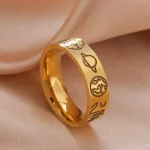 Vetenskaplig ring i guld med astronomiska och kemiska symboler, perfekt för vetenskaps- och astronomiälskare.