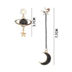 Dekorativa broscher med himmelska motiv, stjärnor och måne i guldmetall och svarta stenar, perfekta för accessoarer eller dekoration.