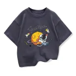 Barnplagg med design av astronaut och planet, som illustrerar temat för rymdutforskning.