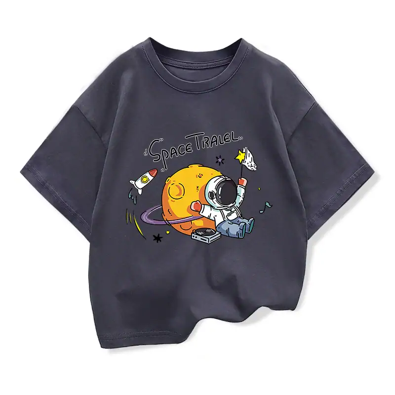 Barnplagg med design av astronaut och planet, som illustrerar temat för rymdutforskning.