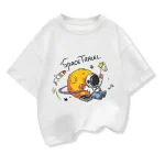 Vit T-shirt med illustration av en astronaut och en planet, rymdtema, cartoonstil, idealisk för vetenskaps- och rymdentusiaster.