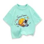 Barn T-shirt med design av planet, astronaut och raket i en lekfull och färgglad stil. Perfekt för rymd- och vetenskapsentusiaster.