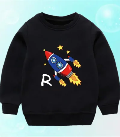 Svart barntröja med motiv av färgglad raket och stjärnor, perfekt för vetenskaps- och astronomientusiaster. Bekväm och trendig, idealisk för unga rymd- och vetenskapsentusiaster.