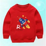 Röd barnkläder med motiv av raket och stjärnor, perfekt för astronomi- och vetenskapsentusiaster.