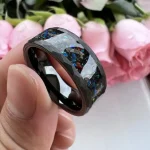 Vetenskaplig ring i resin med färgglada inklusioner, modern och originell, perfekt för vetenskaps- och unik designentusiaster.