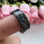 Resinring med färgglada glitter, idealisk för dekoration eller som vetenskapligt tillbehör.