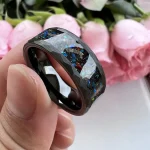 Kosmisk ring i resin med inklusioner av stjärnor, perfekt för astronomi- och original smycken.