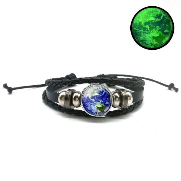 Svart läderarmband med hängsmycke som föreställer planeten jorden, idealiskt för vetenskaps- och astronomiälskare. Unik accessoar för entusiaster av universum och den blå planeten.