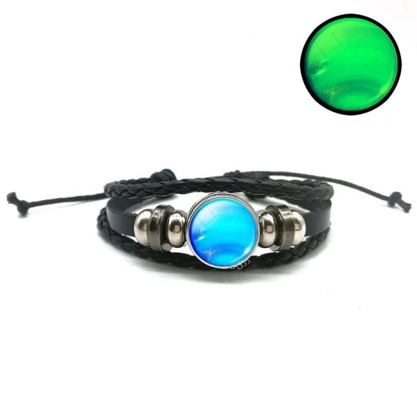 Svart läderarmband med blå lavasten och metallpärlor, bohemisk chic stil, perfekt för en trendig och originell look.