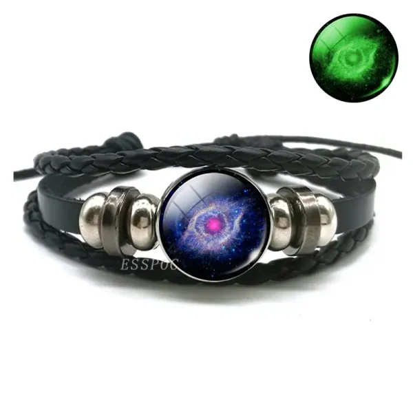 Flätat läderarmband med berlock som föreställer en galax, perfekt för dem som gillar astronomi och unik design.