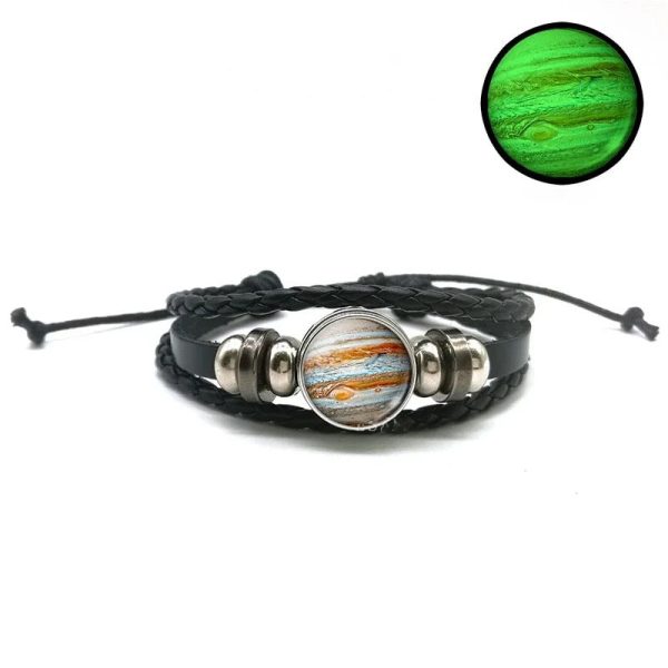 Svart läderarmband med hängsmycke i sten som föreställer en planet eller ett kosmiskt fenomen, idealiskt för astronomi- och vetenskaplig dekorationsälskare.