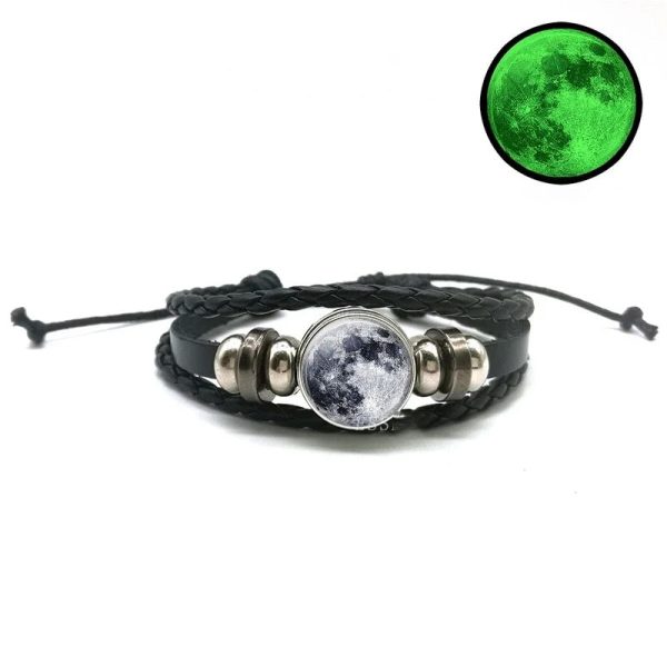 Svart läderarmband med central månsten och accenter i rostfritt stål, inspirerat av universum och månen. Perfekt för vetenskaps- och kosmisk dekorationsälskare.