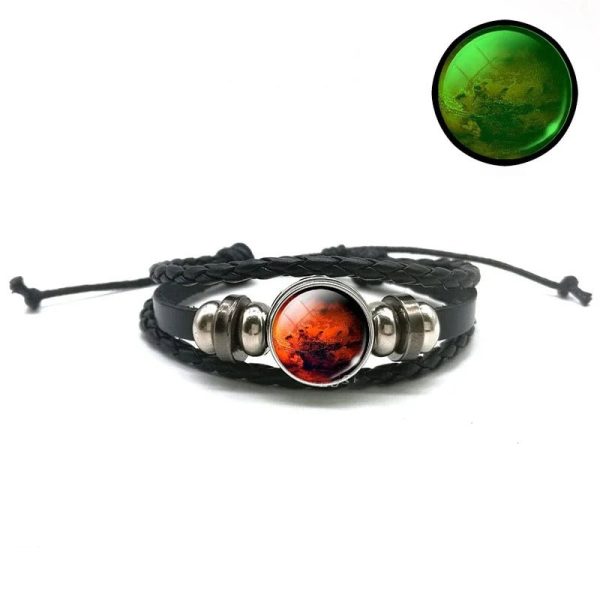Svart läderarmband med röd lavasten och silverfärgade metallkomponenter, idealiskt för vetenskaplig dekoration eller som trendig accessoar.