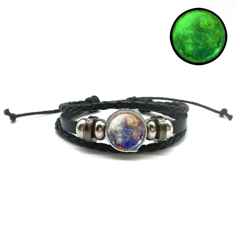 Svart läderarmband med meteorsten, modeaccessoar inspirerad av rymden och astronomi.