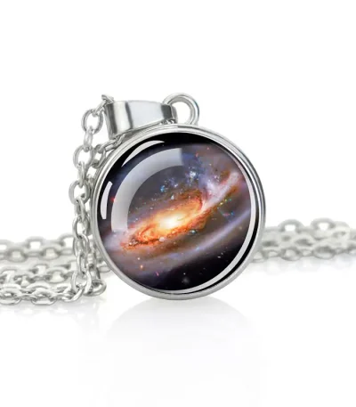 Runt hänge med bild av en galax, dekoration inspirerad av universum, idealiskt för astronomi- och vetenskapsentusiaster.