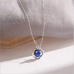 Halsband med hänge som föreställer planeten Jorden, symbol för universum och vetenskap, perfekt för astronomi- och vetenskapsentusiaster.