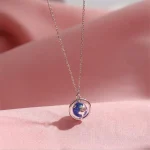 Hänge av jordklot i silver hängande på en tunn kedja, symbol för resa och upptäckter. Perfekt för vetenskaps- och geografiälskare, detta eleganta smycke förenar stil och passion.