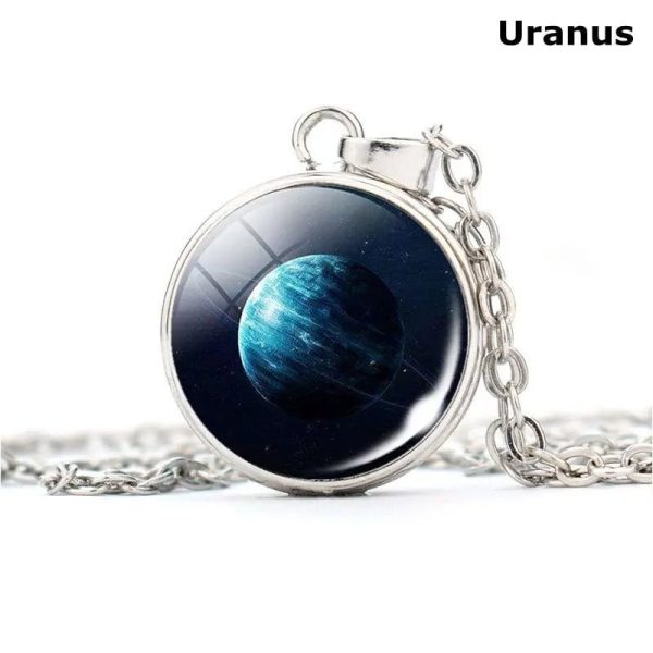 Hänge i metall med bild av planeten Uranus, som representerar en blå och isig himlakropp, hängande på en kedja i försilvrad metall.