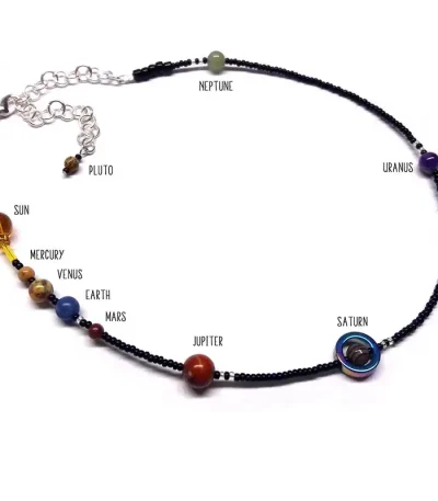 Halsband som representerar solsystemet med färgglada pärlor för varje planet.