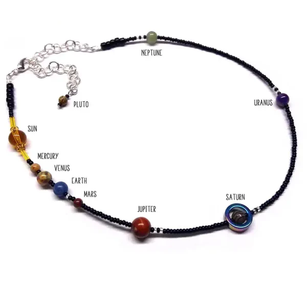 Halsband som representerar solsystemet med färgglada pärlor för varje planet.