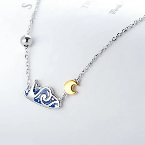 Delikat halsband med hänge av guldmåne och konstellation i silver, perfekt för astronomientusiaster och vetenskap.