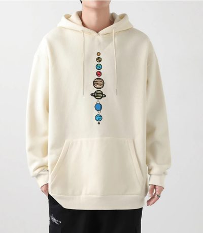 Beige hoodie med motiv som illustrerar planeter i solsystemet i vertikal rad, idealisk för astronomi- och vetenskapsentusiaster.