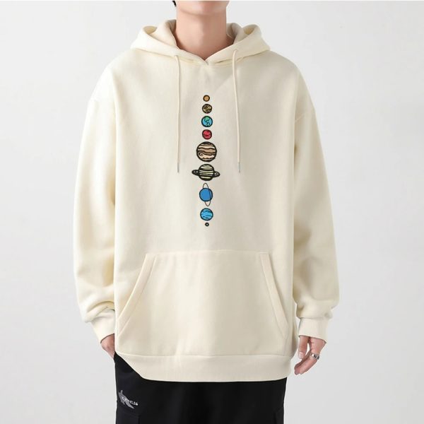 Beige hoodie med motiv som illustrerar planeter i solsystemet i vertikal rad, idealisk för astronomi- och vetenskapsentusiaster.