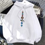 Vit hoodie med motiv av planeter i solsystemet tryckt på framsidan, idealisk för astronomi- och vetenskapsentusiaster.