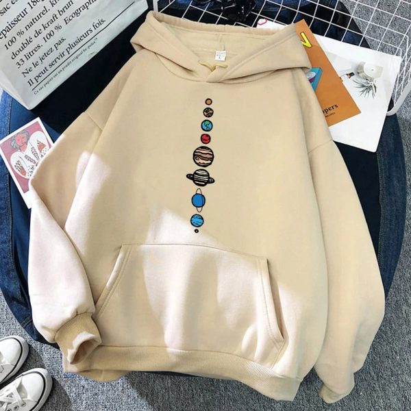 Beige hoodie med motiv av planeter i solsystemet, idealisk för astronomi- och vetenskapsentusiaster.