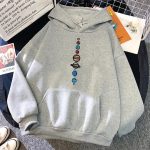 Grå hoodie med ett motiv av planeter i solsystemet tryckt i mitten, perfekt för astronomi- och vetenskapsentusiaster.
