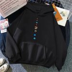 Svart hoodie med färgglada motiv av planeter i solsystemet, idealisk för astronomi- och avslappnad mode.