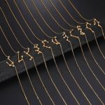 Guldkedjor med pendlar av zodiakens konstellationer, perfekta för älskare av astrologi och eleganta smycken.