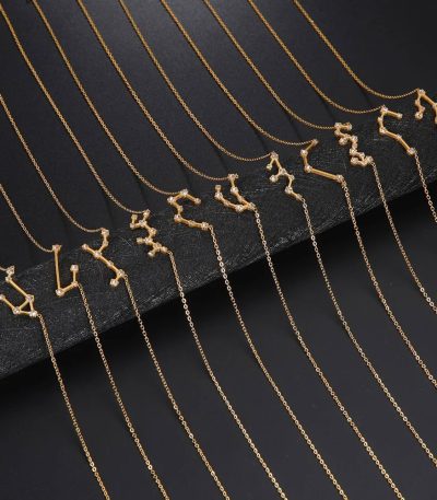 Guldkedjor med pendlar av zodiakens konstellationer, perfekta för älskare av astrologi och eleganta smycken.