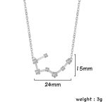 Halsband i silver med konstellationshäng som representerar en stjärnkarta.