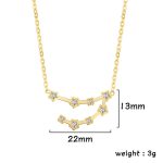 Halsband i guld med astrologimönster prytt med diamanter, mått 22mm x 13mm, vikt 3g, elegant smycke för astrologiälskare och raffinerade smycken.