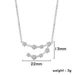 Halsband i silver med hänge som föreställer en konstellation, mäter 22 mm brett och 13 mm högt, prytt med små glänsande stenar. Perfekt för astronomiälskare och originella smycken.