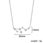 Halsband med konstellationshäng i silver, prytt med små glänsande kristaller, mäter 26 mm brett och 10 mm högt, lätt vikt på 3 g.