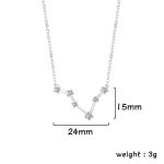 Delikat halsband i silver med konstellationshäng prytt med kristaller, perfekt för en elegant och vetenskaplig touch.