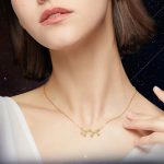 Delikat halsband med pendel i form av en konstellation, perfekt för älskare av astronomi och vetenskaplig dekoration.