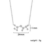 Halsband med konstellationshäng i silver med kristaller, mäter 24 mm brett och 11 mm högt, lätt vikt på 3 g, perfekt för astronomiälskare och eleganta smycken.