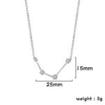 Halsband i silver med diamanter, justerbar längd, elegant och modern design, perfekt för dem som älskar vetenskapsinspirerade smycken.
