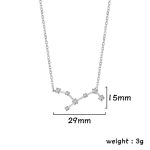 Sömlöst halsband i silver med hänge som föreställer en vetenskaplig molekyl prydd med glänsande kristaller, perfekt för vetenskapsentusiaster och originell inredning.