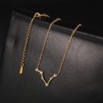 Guldkedja med jungfru-pendel prydd med diamanter, astrologisk symbol för Jungfrun, elegant och raffinerad finish, perfekt för älskare av astrologiska smycken.