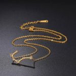 Guldkedja med konstellationsmotiv prydd med diamanter, perfekt för en elegant och vetenskaplig touch.