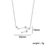 Halsband med konstellationshäng i silver, prytt med små glänsande stenar, perfekt för astronomiälskare och vetenskaplig inredning.