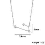 Halsband i silver med minimalistiskt geometriskt hänge prytt med glänsande kristaller, mäter 24 mm långt och 14 mm högt, perfekt för en elegant och modern stil.
