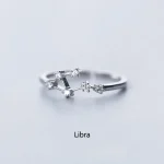 Ring Vågen i silver prydd med små glänsande stenar, som representerar zodiakens konstellation. Perfekt för älskare av astrologi och eleganta smycken.