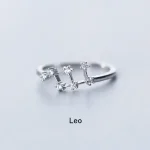 Ring Leo i silver med design som representerar konstellationen Lejonet, prydd med små glänsande stenar.