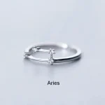 Zodiakring Väduren i silver med kristaller, symbol för stjärntecknet, perfekt för astrologi- och personliga smycken.