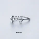 Ring i form av konstellationen Skorpionen prydd med små glänsande stenar, symbol för konstellationen Skorpionen, idealisk för astrologi- och originella smycken.